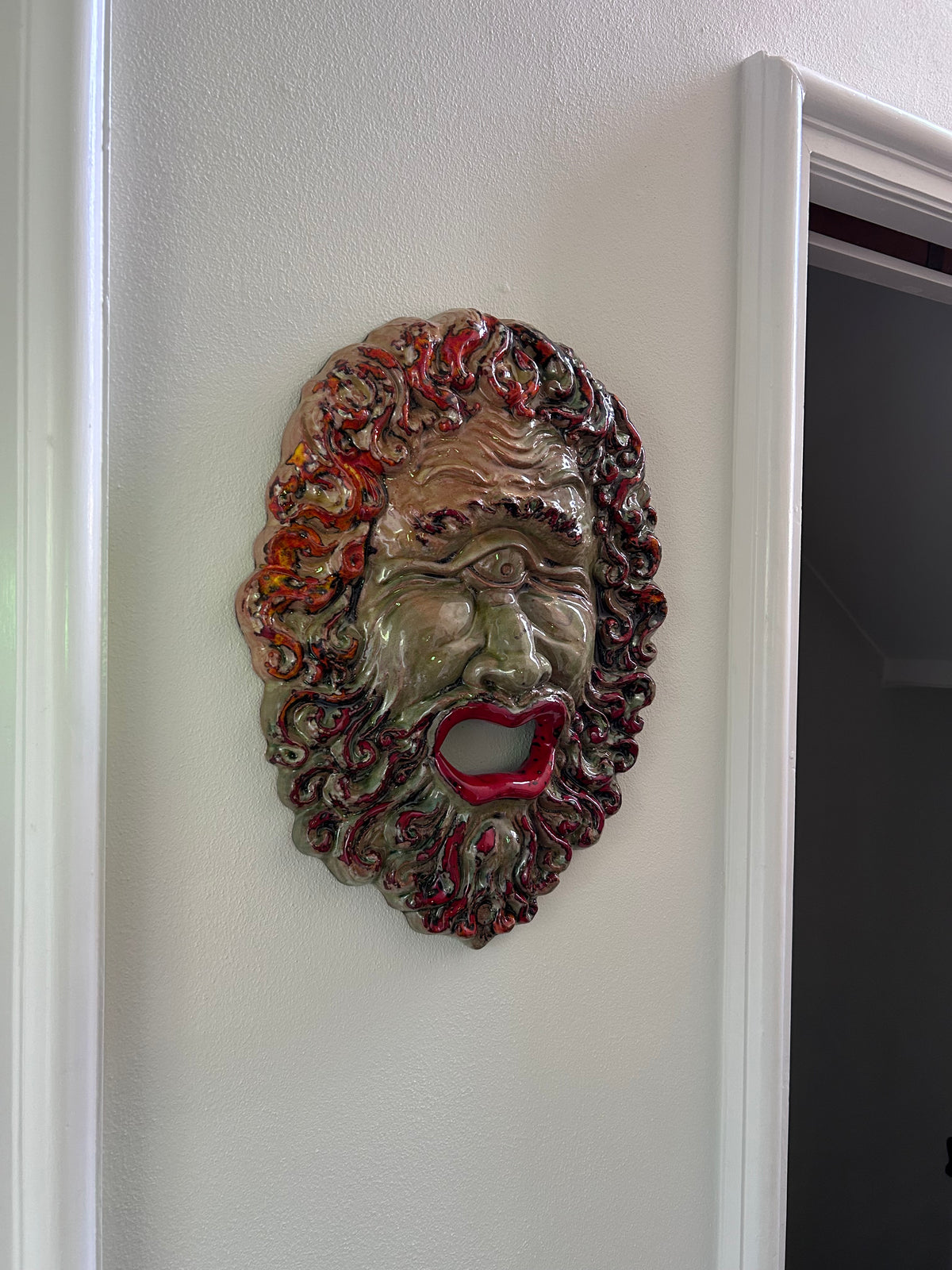 Kyklopmaske i håndlavet keramik – til væg, 55 × 35 cm